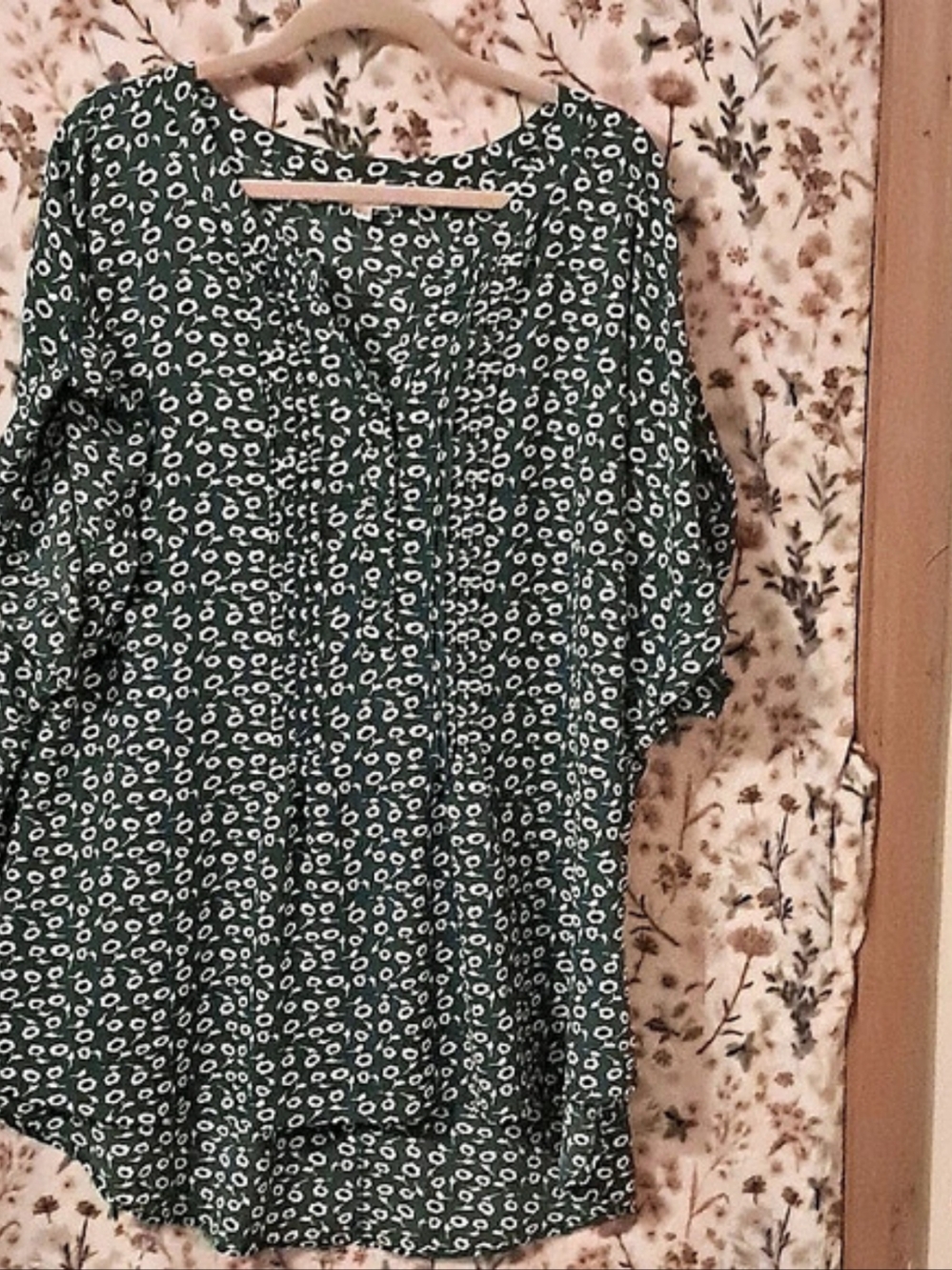 avenue Floral Blouse in Green & White 30/32 Like New